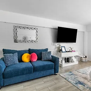Newly Renovated Oceanfront Studio W/ Balcony - Apartment